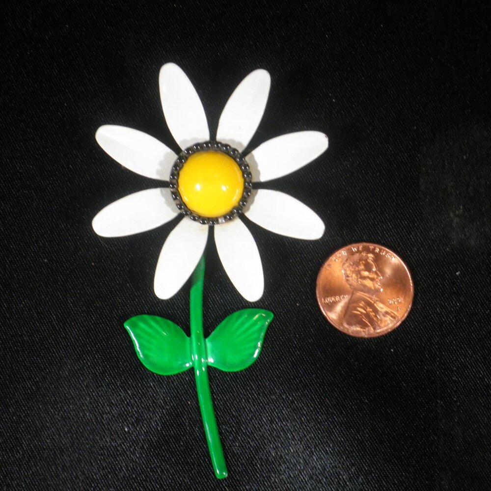 Vintage 1970s Metal Daisy Flower Brooch with White, Yellow & Green Enamel
